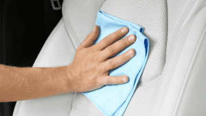 Czyszczenie i impregnacja tapicerki skórzanej w samochodzie