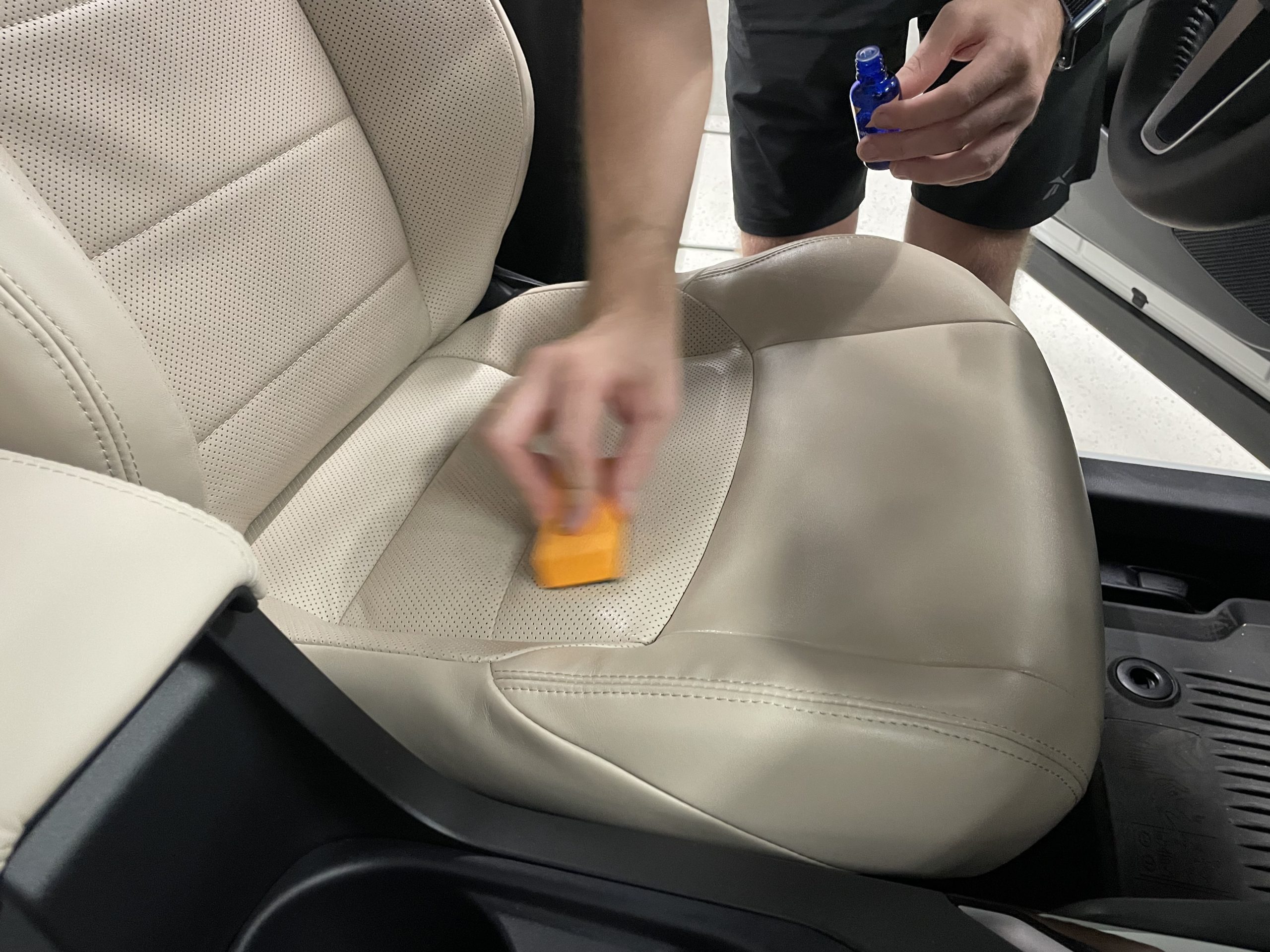 You are currently viewing Czyszczenie i impregnacja tapicerki skórzanej w samochodzie