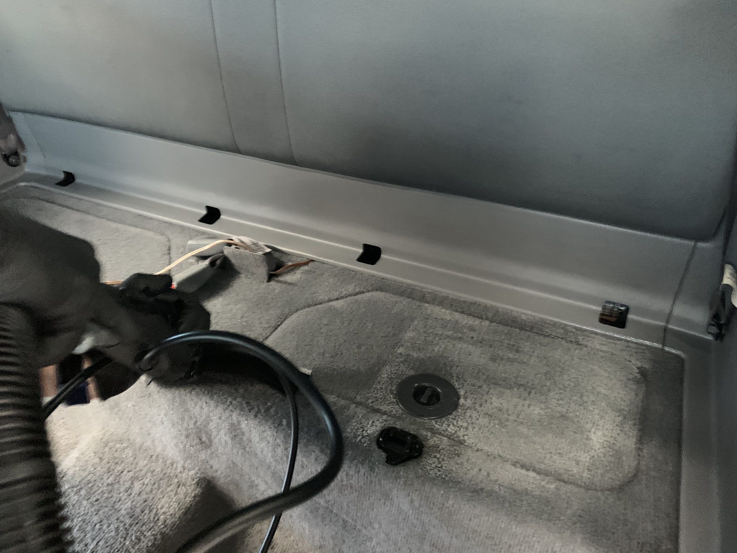 You are currently viewing Dlaczego tak ważne jest pranie wykładziny podłogowej w aucie